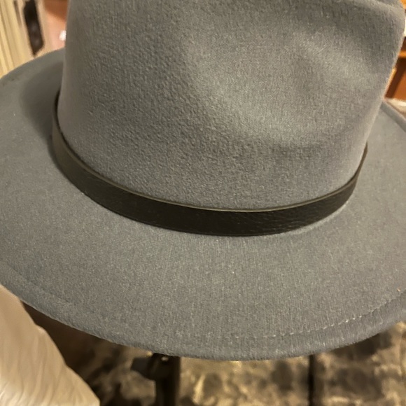 Gray Hat one size feat all look very nice with whatever you wear - Picture 3 of 6